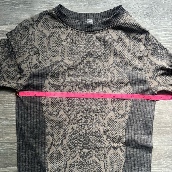 Varley Brown Bodycon Snakeskin Print Long Sleeve Active Yoga Run Top Size M - Picture 7 of 9